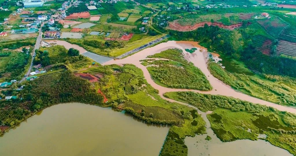 Vùng ngoại ô Đà Lạt với những trang trại cà phê và cánh đồng hoa