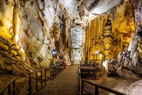 Vườn quốc gia Phong Nha - Kẻ Bàng với dòng sông Son thơ mộng uốn lượn giữa những dãy núi trùng điệp, tạo nên một bức tranh thủy mặc hữu tình. Đây là điểm đến không thể bỏ qua cho những ai yêu thích khám phá thiên nhiên hoang sơ và hùng vĩ.