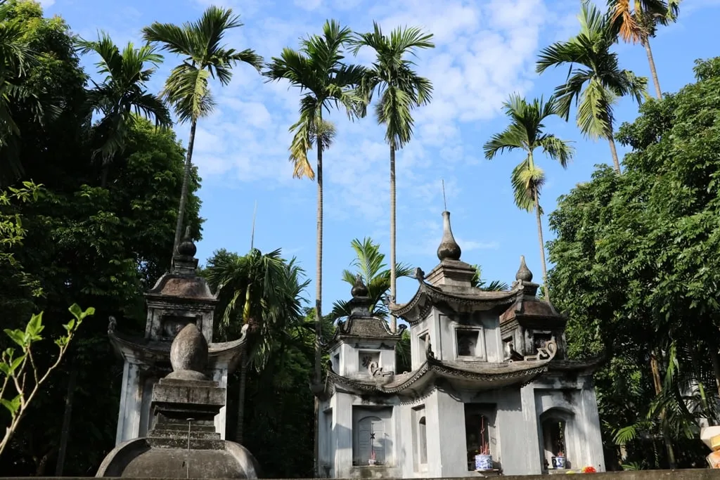 Vườn tháp cổ trong chùa. Ảnh: dangcongsan.vn