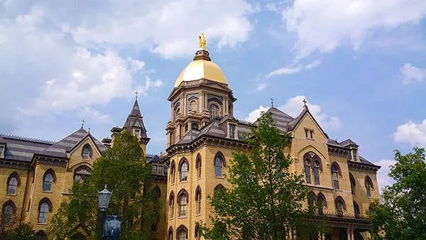 Vương cung thánh đường với kiến trúc hình chóp nhọn tại Đại học Notre Dame.