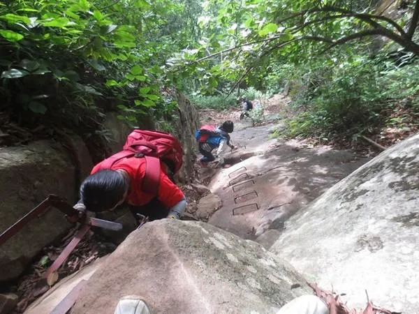 Vượt qua những con dốc cao trên đường leo núi Bà Đen.