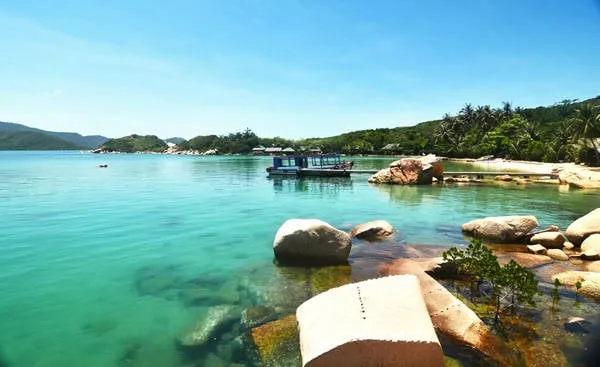Whale Island Resort trên đảo Hòn Ông. Ảnh: Hải Nam