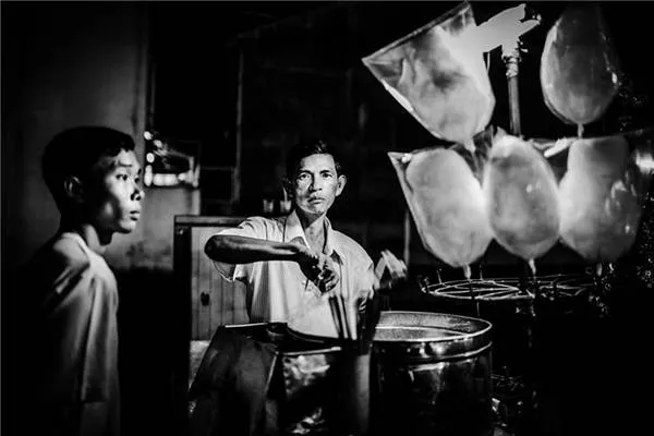 Xe kẹo bông rong ruổi trên phố Sài Gòn. (Ảnh: Neil Massey)