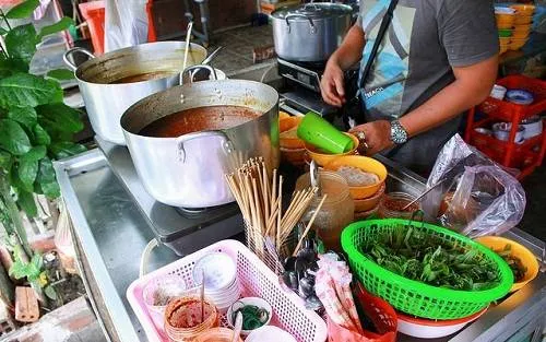 Xe nguyên liệu mì ốc hến đơn giản, sạch sẽ. Ảnh: Diadiemanuong.