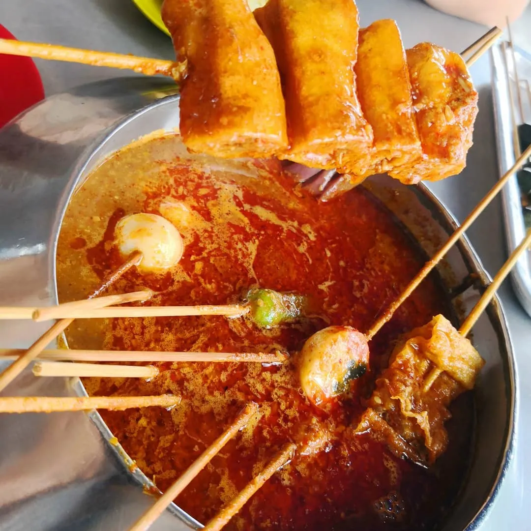 Xiên que Satay Celup nhúng trong nước sốt