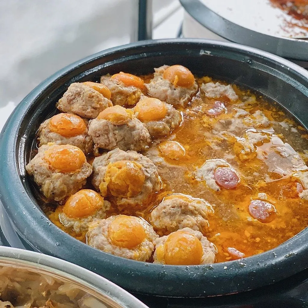 Xíu mại trứng muối có vị đậm đà, béo ngậy, kết hợp cùng các nguyên liệu khác tạo nên món ăn hấp dẫn. Ảnh: Mysteriousaigon.