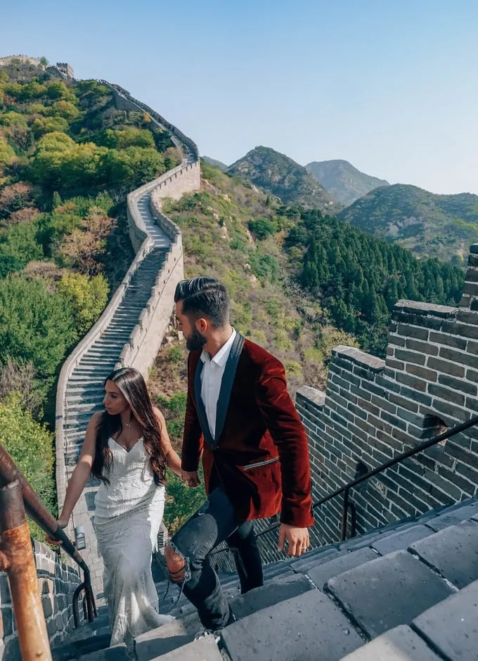 Zoe trong chiếc váy cưới tại Vạn Lý Trường Thành.